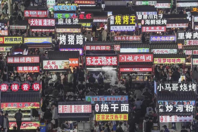 完美体育官网火爆全网！正定夜市成网友新宠！这“泼天”的流量正定该若何接？(图5)