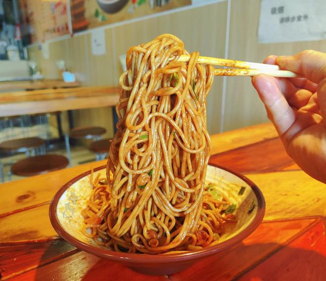 完美体育官网保定美食舆图：一碗文食肆热干面好吃又解馋(图3)